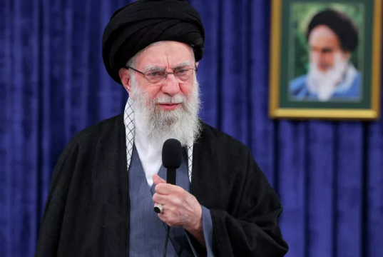 Верховный лидер Ирана Али Хаменеи погиб в своем офисе ранним утром в субботу в результате ракетной атаки.