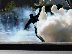 В нескольких странах Ближнего Востока вспыхнули массовые акции протеста против США после гибели верховного лидера Ирана Али Хаменеи.