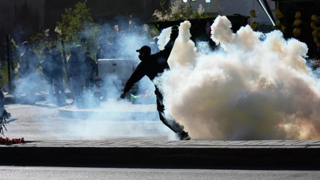 В нескольких странах Ближнего Востока вспыхнули массовые акции протеста против США после гибели верховного лидера Ирана Али Хаменеи.