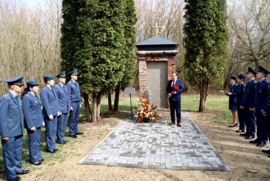 В Бресте восстановлен монумент воинской славы участнику Отечественной войны 1812 года В Бресте восстановлен монумент воинской славы участнику Отечественной войны 1812 года