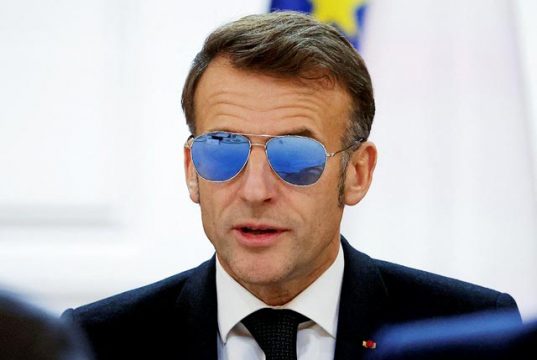 Макрон последнее время получает пощёчину за пощёчиной Макрон последнее время получает пощёчину за пощёчиной