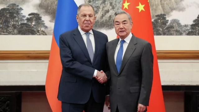 КНР и Россия должны продвигать партнерство на высокий уровень, заявил Ван И