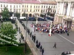 В центре Львова, напротив Оперного театра, началась акция в поддержку ЛГБТ В центре Львова, напротив Оперного театра, началась акция в поддержку ЛГБТ