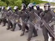 Полиция применила водометы, так как беспорядки продолжаются в Белфасте Полиция применила водометы, так как беспорядки продолжаются в Белфасте
