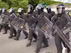 Полиция применила водометы, так как беспорядки продолжаются в Белфасте Полиция применила водометы, так как беспорядки продолжаются в Белфасте