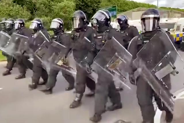 Полиция применила водометы, так как беспорядки продолжаются в Белфасте Полиция применила водометы, так как беспорядки продолжаются в Белфасте