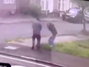В Британии 30-летний мужчина попытался перерезать горло 17-летней девушке В Британии 30-летний мужчина попытался перерезать горло 17-летней девушке