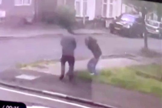 В Британии 30-летний мужчина попытался перерезать горло 17-летней девушке В Британии 30-летний мужчина попытался перерезать горло 17-летней девушке