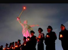 Мемориальные акции в День памяти и скорби В Волгограде участники акции "Завтра была война" выстроились в живую цепь памяти, зажгли свечи и прошествовали к монументу "Родина-мать зовет!" на Мамаевом кургане.