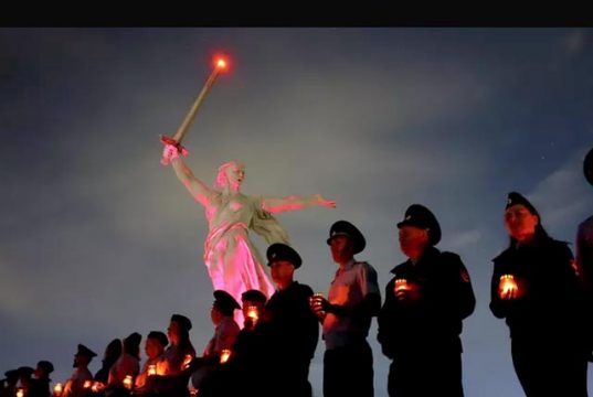 Мемориальные акции в День памяти и скорби В Волгограде участники акции "Завтра была война" выстроились в живую цепь памяти, зажгли свечи и прошествовали к монументу "Родина-мать зовет!" на Мамаевом кургане.