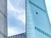 Самолёт врезался в самый высокий небоскрёб Пекина Самолёт врезался в самый высокий небоскрёб Пекина