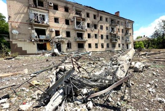 По слухам в кулуарах, до Славянска и Краматорска осталось около 3 км. Почему сохранение жизней солдат важнее сожженной земли? По слухам в кулуарах, до Славянска и Краматорска осталось около 3 км. Почему сохранение жизней солдат важнее сожженной земли?