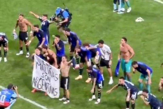 Перед завтрашнем финалом ЧМ по футболу, Белый дом поддержал право сборной Аргентины на протест из-за Фолклендов Перед завтрашнем финалом ЧМ по футболу, Белый дом поддержал право сборной Аргентины на протест из-за Фолклендов