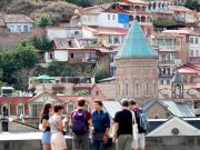 Россияне не отказываются от поездок в Грузию после избиения туристки из России в Кахети Россияне не отказываются от поездок в Грузию после избиения туристки из России в Кахети.
