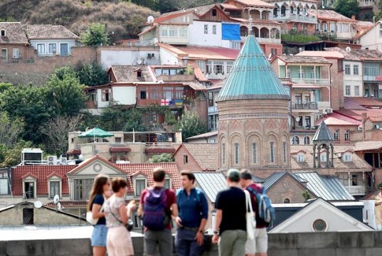 Россияне не отказываются от поездок в Грузию после избиения туристки из России в Кахети Россияне не отказываются от поездок в Грузию после избиения туристки из России в Кахети.
