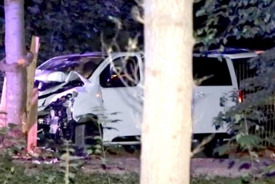 На ЛБГТ-прайде в Берлине автомобиль въехал в толпу. Погибла женщина, еще 16 человек получили ранения На ЛБГТ-прайде в Берлине автомобиль въехал в толпу. Погибла женщина, еще 16 человек получили ранения