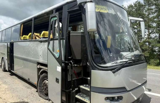 Беларусь призвала Украину "не испытывать ее терпение" после удара дрона по автобусу с белорусскими гражданами в Брянской области.