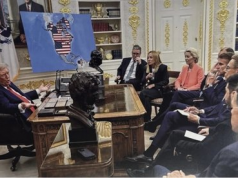 Рядом с рабочим столом Трампа появилась карта, на которой флаг США “прикрывает” Венесуэлу, Гренландию и Канаду.