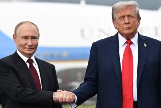 Владимир Путин в телефонном разговоре с Дональдом Трампом напомнил, что у главы Белого дома есть действующее приглашение посетить РФ.