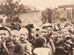 После массовых убийств еврейского населения Белой Церкви в августе 1941 года около 90 еврейских детей оставались запертыми в здании в тяжёлых условиях После массовых убийств еврейского населения Белой Церкви в августе 1941 года около 90 еврейских детей оставались запертыми в здании в тяжёлых условиях