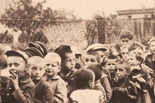 После массовых убийств еврейского населения Белой Церкви в августе 1941 года около 90 еврейских детей оставались запертыми в здании в тяжёлых условиях После массовых убийств еврейского населения Белой Церкви в августе 1941 года около 90 еврейских детей оставались запертыми в здании в тяжёлых условиях