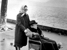 На момент создания этой фотографии Чарли Чаплину было 88 лет На момент создания этой фотографии Чарли Чаплину было 88 лет
