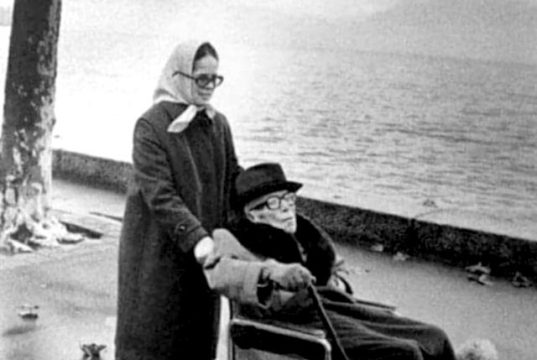 На момент создания этой фотографии Чарли Чаплину было 88 лет На момент создания этой фотографии Чарли Чаплину было 88 лет