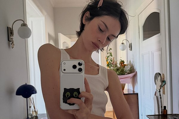 Женщины снова хотят стать «нормальными». Кто заставил их полюбить майки-алкоголички и отказаться от культа красивой жизни?