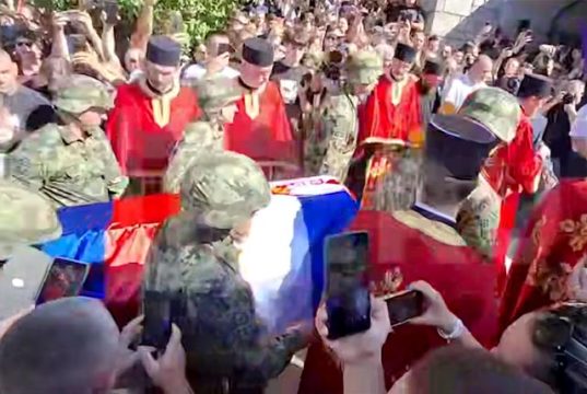 В Сербии с воинскими почестями похоронили Ратко Младича, осужденного в Гааге за военные преступления, передает BBC В Сербии с воинскими почестями похоронили Ратко Младича, осужденного в Гааге за военные преступления, передает BBC