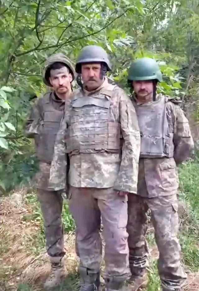 На видео — последние четверо бойцов изрядно потрепанной 46-й оаэмбр ВСУ, которым удалось остаться в живых На видео — последние четверо бойцов изрядно потрепанной 46-й оаэмбр ВСУ, которым удалось остаться в живых