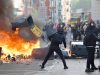 Во Франции продолжаются массовые протесты, которые уже переросли в беспорядки, поджоги, а также вандализм Во Франции продолжаются массовые протесты, которые уже переросли в беспорядки, поджоги, а также вандализм