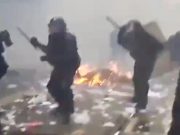 Кадры уличных боев между полицией и протестующими во Франции Кадры уличных боев между полицией и протестующими во Франции