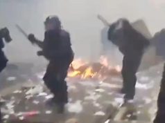 Кадры уличных боев между полицией и протестующими во Франции Кадры уличных боев между полицией и протестующими во Франции