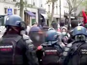 Париж охватили жесткие протесты: подростки пострадали от действий полиции Париж охватили жесткие протесты: подростки пострадали от действий полиции