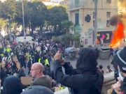 В Париже активизируются протесты и начались столкновения с полицией В Париже активизируются протесты и начались столкновения с полицией