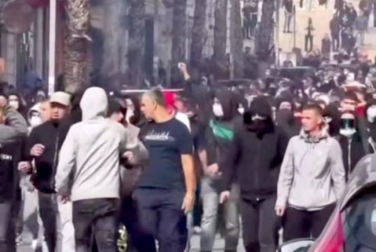 Протестующие в Албании подожгли государственные здания Протестующие в Албании подожгли государственные здания
