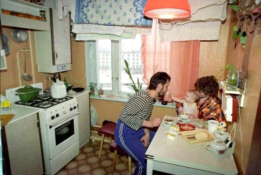 В сети Х широко обсуждается фотография с советской кухни В сети Х широко обсуждается фотография с советской кухни